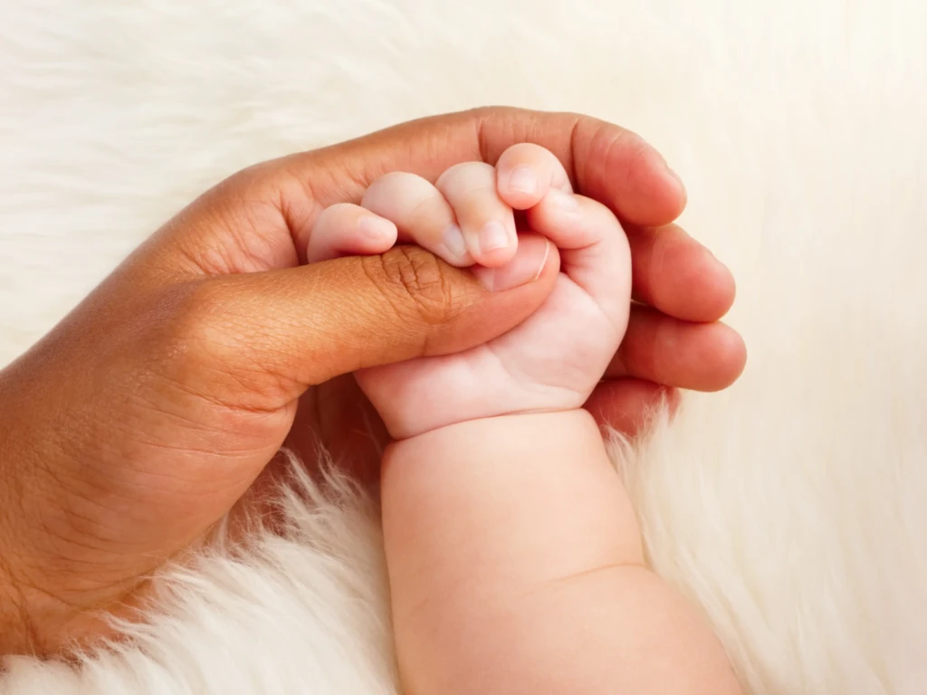 Adoption simple et adoption plénière : quelles différences juridiques